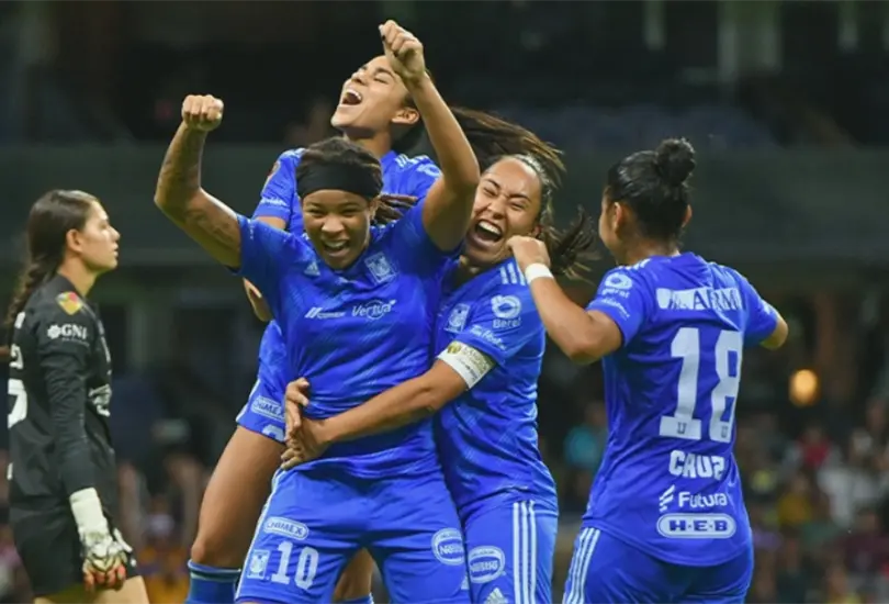 Mia Fishel celebra su doblete ante Am&eacute;rica Femenil en el Campe&oacute;n de Campeones.