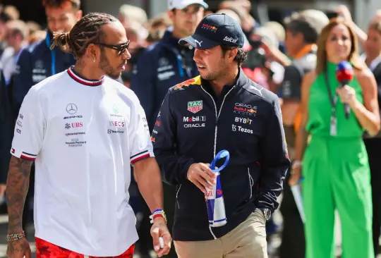 Lewis Hamilton reventó a Checo Pérez por no pelear con Max Verstappen el título de F1