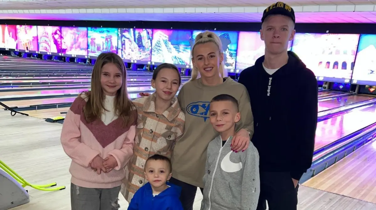 Chloe es la m&aacute;s chica de una familia de siete hermanos, por lo que ha su edad ya est&aacute; acostumbrada a ser t&iacute;a y convivir con los m&aacute;s peque&ntilde;os de la casa. 