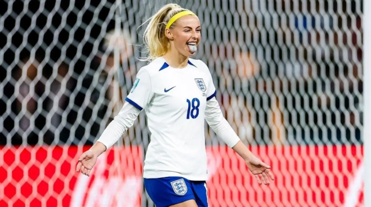 La delantera de 25 a&ntilde;os de edad es una de las jugadoras m&aacute;s importantes de la Selecci&oacute;n de Inglaterra, y durante la tanda de penales vs Nigeria en el Mundial Femenil 2023 logr&oacute; anotar un tiro que alcanz&oacute; una velocidad de 111 km/h, el disparo con mayor potencia que super&oacute; a los tiros de cualquier hombre en la Premier League.