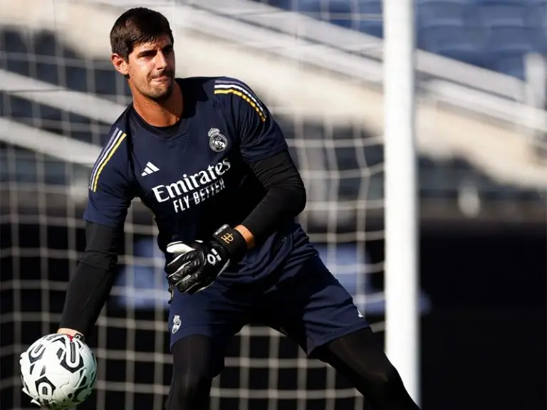 Thibaut Courtois tuvo que salir en camilla del entrenamiento del Real Madrid - Twitter @RealMadrid