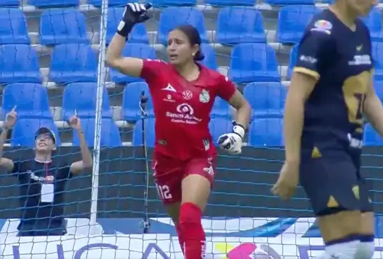 La portera del Puebla siguió los pasos de Tiago Volpi y anotó un gol