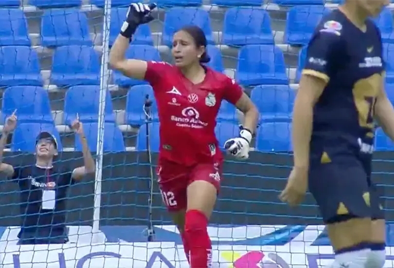 La portera del Puebla siguió los pasos de Tiago Volpi y anotó un gol La portera del Puebla siguió los pasos de Tiago Volpi y anotó un gol