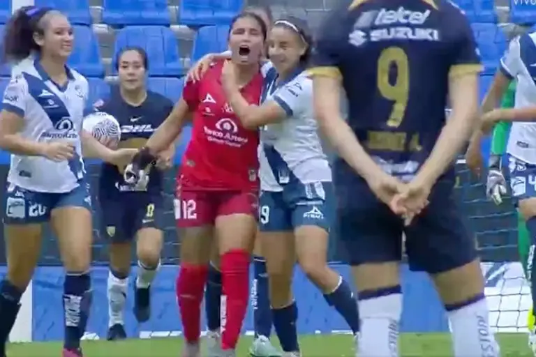 Karla Morales celebró su gol con sus compañeras del Puebla Femenil en su partido ante Pumas - Captura