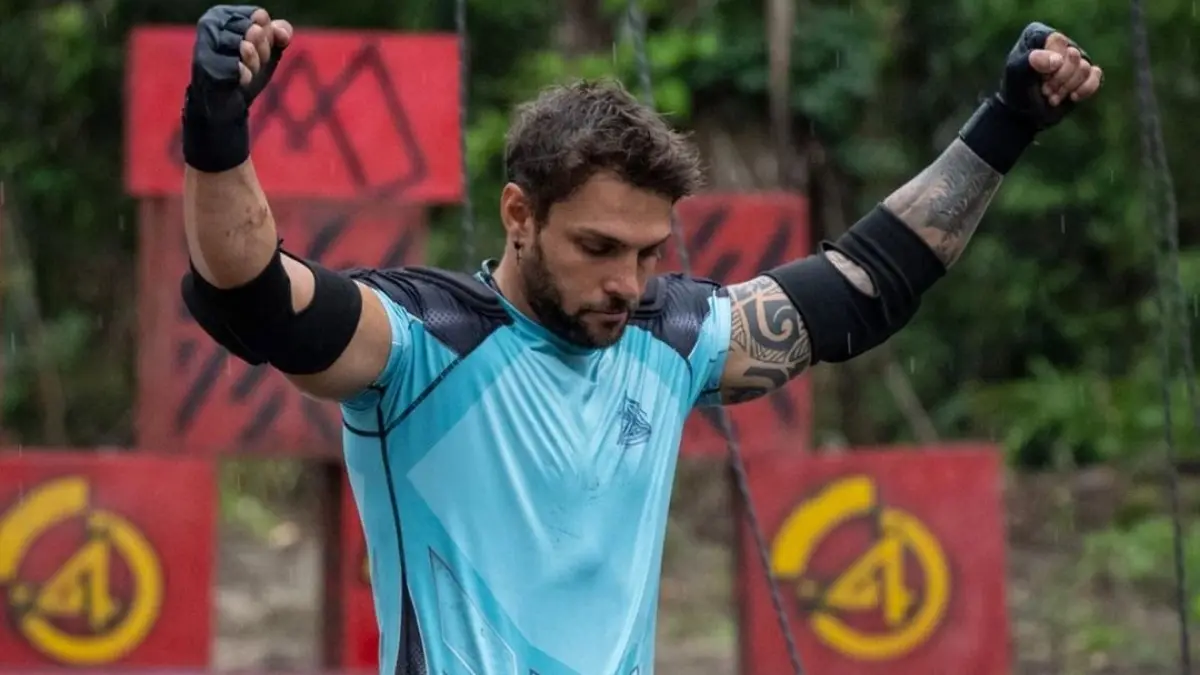 El peruano llegó a México en 2020 luego de tener ya varios años de carrera en la farándula de su país, principalmente como concursante de diversos programas y actor.