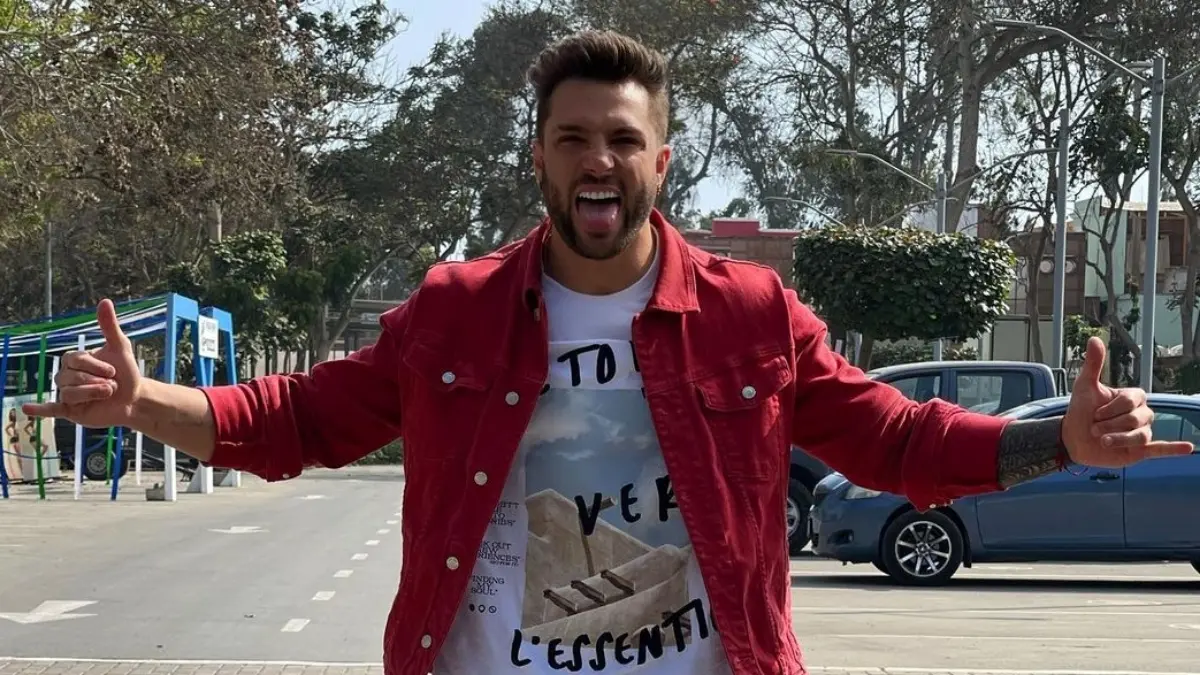 Además de ser un gran aficionado del deporte, desde muy joven intentó abrirse paso como profesional, sin embargo no tuvo suerte.