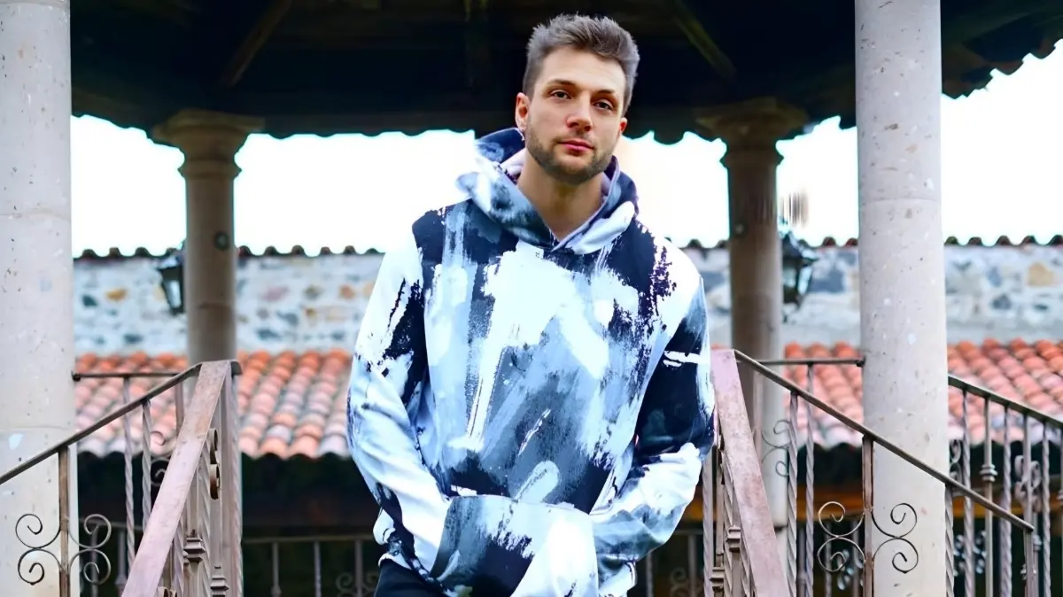 Circolo Sportivo Italiano, AFIS - Melgar, Deportivo Municipal y Sport Boys fueron los equipos en la carrera de Nicola donde incluso lo llegaron a colocar como una gran promesa del futbol, sin embargo su carrera no logró despegar.