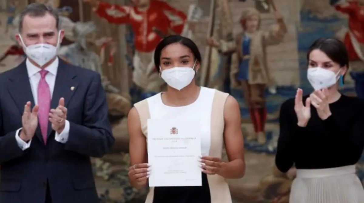 Este reconocimiento y sus logros como jugadora de futbol le consiguieron el Premio Princesa Leonor 2018 por ser la mejor deportista de Espa&ntilde;a con menos de 18 a&ntilde;os, y el reconocimiento del Premio Nacional del Deporte.