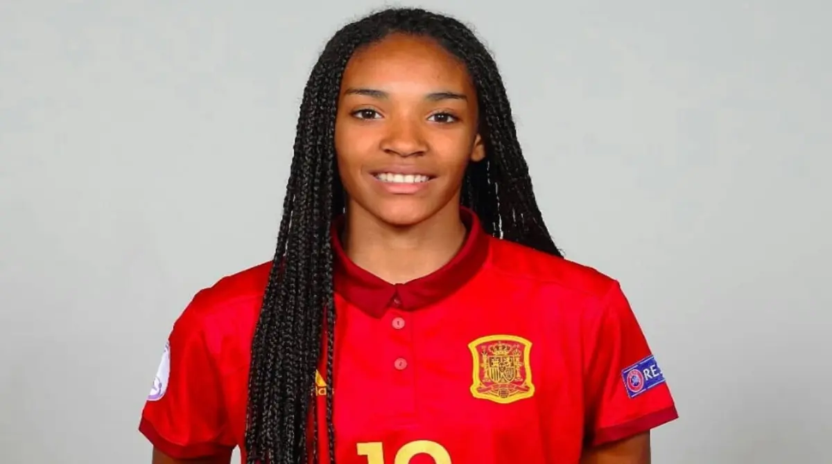 De padre catal&aacute;n y madre ecuatoguineana, Salma naci&oacute; en Zaragoza el 13 de noviembre de 2003 y debut&oacute; en la Segunda Divisi&oacute;n Espa&ntilde;ola a los 15 a&ntilde;os, y al mismo tiempo fue llamada a las inferiores de Espa&ntilde;a.