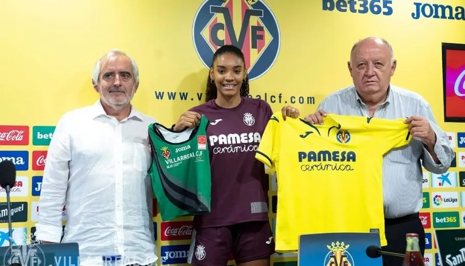 Su rendimiento en ambos deportes la llev&oacute; de Zaragoza a Villarreal en la Primera Divisi&oacute;n, y ah&iacute; contin&uacute;o practicando ambas disciplinas: dos d&iacute;as a la semana entrenaba atletismo y tres futbol. 