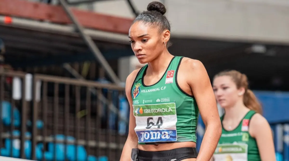 Sin embargo, la juvenil no solo se inclinaba por el futbol, ya que comenz&oacute; a practicar atletismo al mismo tiempo, y se convirti&oacute; en campeona de competencias inferiores en la que es su disciplina por excelencia: los 400 metros planos.