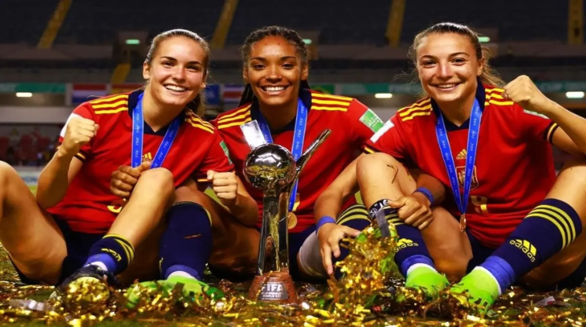 El talento de Salma la llev&oacute; a ser convocada para el Mundial Femenil Sub-20, del cual, junto a algunas de sus compa&ntilde;eras actuales, se convirti&oacute; en campeona del Mundo.