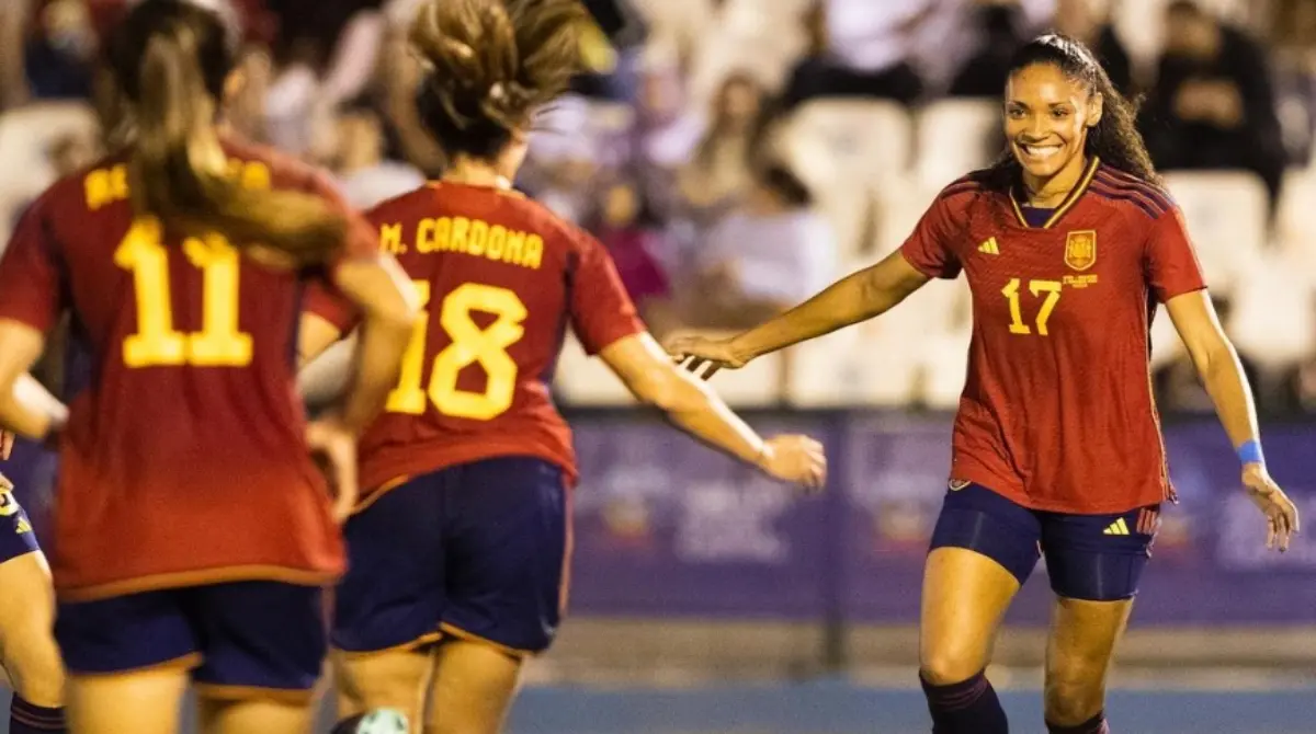 Despu&eacute;s de un gran recorrido, a finales de 2022 lleg&oacute; la primera convocatoria oficial con la Selecci&oacute;n Espa&ntilde;ola Absoluta, lo que la llev&oacute; a cumplir el sue&ntilde;o de jugar con las mejores de su pa&iacute;s.