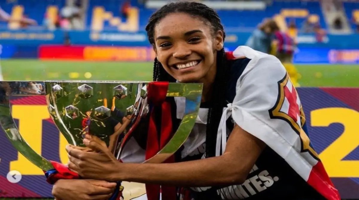 El camino de la atleta la llev&oacute; a decidirse enteramente por el futbol de manera profesional, y luego de tres a&ntilde;os de rendimiento el el equipo del Submarino Amarillo, Paralluelo fue fichada por el FC Barcelona Femenil y ya consigui&oacute; su primer t&iacute;tulo de liga. 