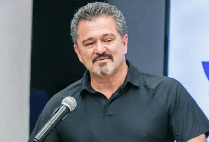 Carlos Hermosillo ha criticado fuertemente a Cruz Azul en más de una ocasión Carlos Hermosillo ha criticado fuertemente a Cruz Azul en más de una ocasión