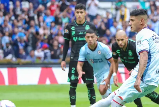 La afición de Cruz Azul no perdonó a Matheus Doria por amenazarlos tras caerse su fichaje y se burlaron después de que cometió penal.