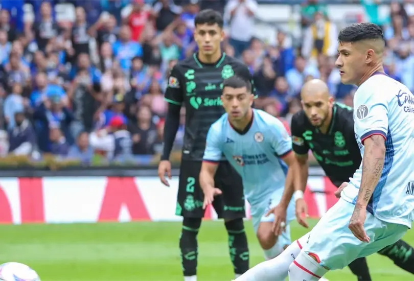 La afici&oacute;n de Cruz Azul no perdon&oacute; a Matheus Doria por amenazarlos tras caerse su fichaje y se burlaron despu&eacute;s de que cometi&oacute; penal.