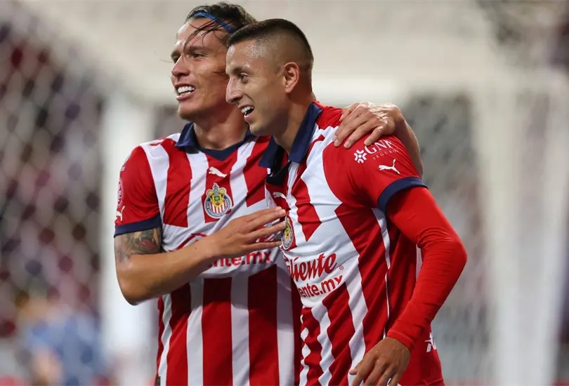 Chivas venci&oacute; a Tijuana para mantenrse como los l&iacute;deres de la LIga MX con pol&eacute;mica actuaci&oacute;n del VAR.