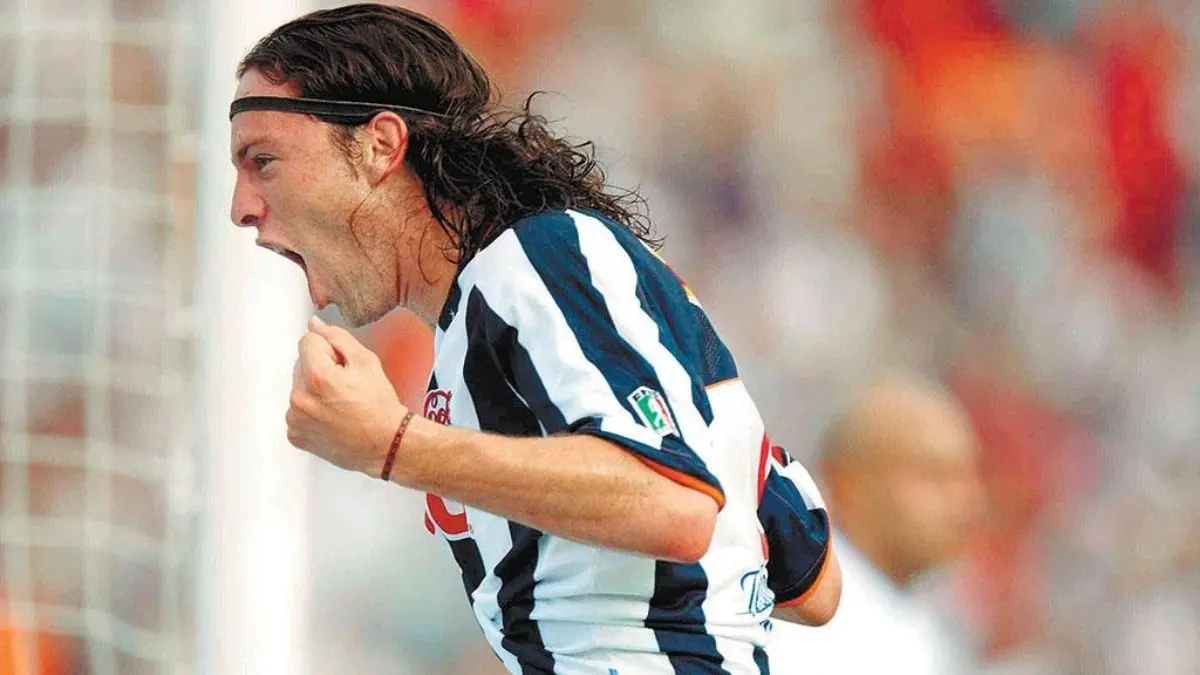 Con 21 años debutó con Rayados en 1999 y se ganó un lugar en el cuadro titular con sus goles, además que lo hizo con el equipo de sus amores. 