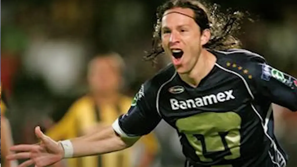 Pasó por América, Puebla, Pumas, Villarreal, Once Caldas, Santos de Brasil y otros equipos en Turquía y Grecia entre 2002 y 2009; además que fue convocado en varias ocasiones a la Selección Mexicana. 