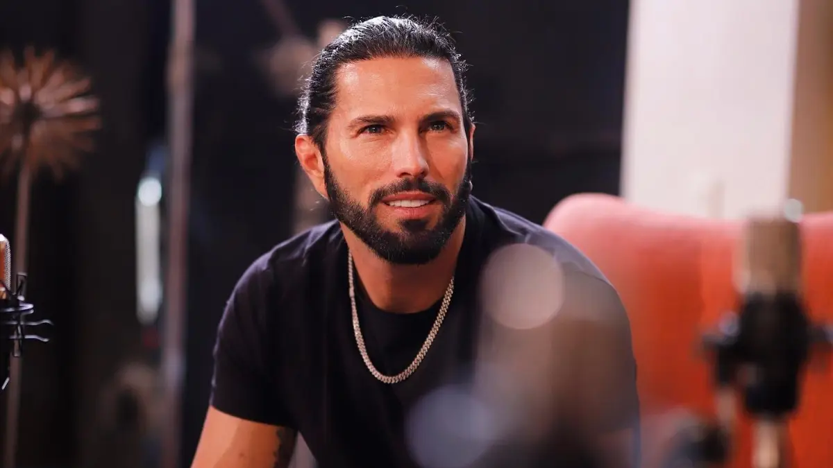 Se hizo famoso en 2003 cuando participó en la segunda edición de Big Brother y finalizó en el puesto tres, lo que lo catapultó al mundo del espectáculo y de los medios de comunicación. 