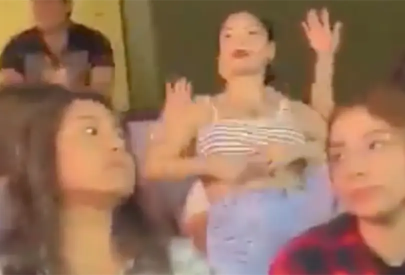 Una aficionada se hizo viral por ense&ntilde;ar de m&aacute;s en pleno juego de Sultanes.