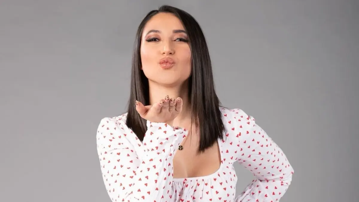 Nació en la Ciudad de México el 3 de noviembre de 1993, con casi 30 años de edad ya presume una amplia trayectoria en los medios.