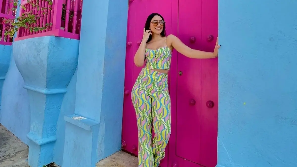 En redes sociales disfruta de compartir su día a día tanto en el trabajo como fuera de él, viajando y conviviendo con amigos.