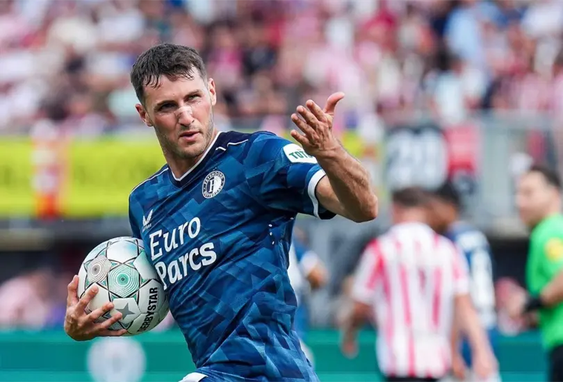 Santiago Gim&eacute;nez se encuentran en la mira de tres equipos italianos 