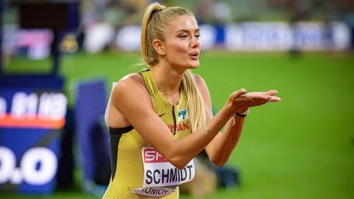 Ha logrado representar a su país en campeonatos europeos con límite de edad y presume medallas de plata y bronce.