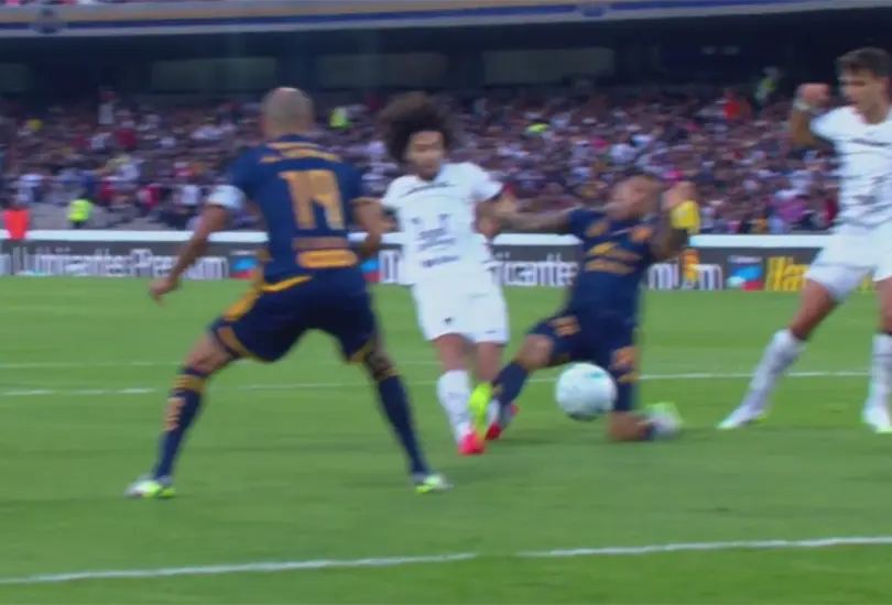 Tras la jugada pol&eacute;mica en el encuentro de Pumas y Tigres, se revelaron las im&aacute;genes de la pantorrilla del Chino Huerta.