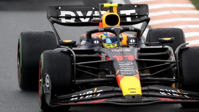 Checo Pérez perdió el podio en el GP de Países Bajos por un castigo en las vueltas finales - Twitter @RedBullRacing