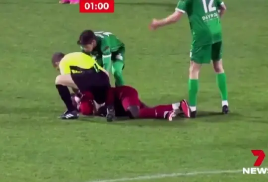 Un jugador estuvo a punto de perder la vida en plena cancha de futbol.