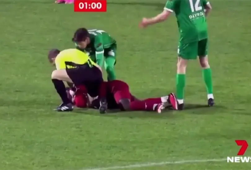 Un jugador estuvo a punto de perder la vida en plena cancha de futbol.