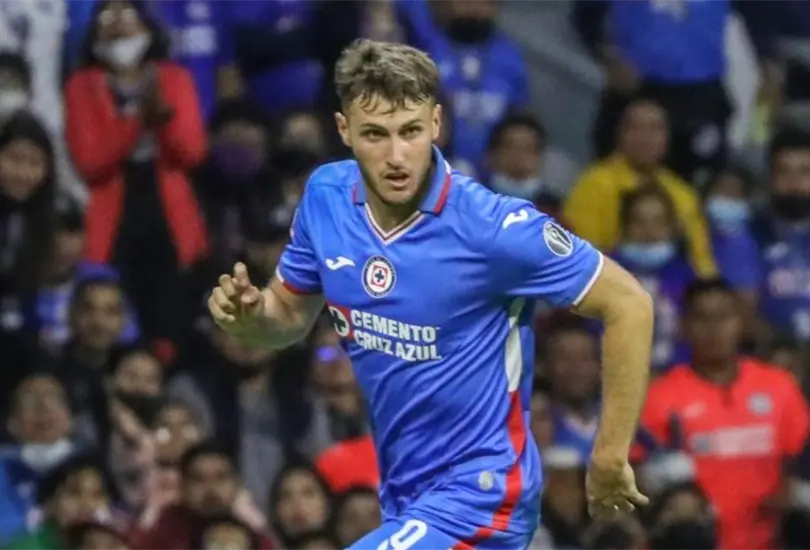 Santiago Giménez recordó el mal momento que vivió en sus inicios con Cruz Azul Santiago Giménez recordó el mal momento que vivió en sus inicios con Cruz Azul