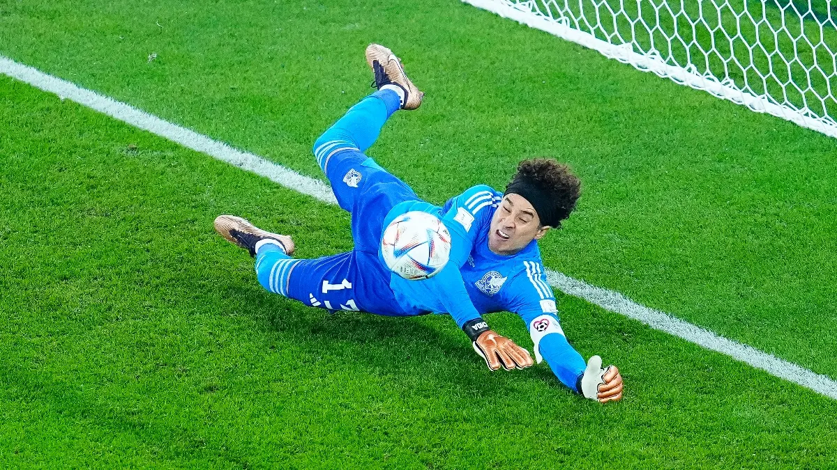 El narrador tildó al arquero como ´Francesco Guglielmo´ y ´Francois Memé´ por sus pasos en el futbol de Italia y Francia respectivamente, mientras que ´Ochoinsky´ por detener el penal de Robert Lewandowski en el Mundial de Qatar 2022. 