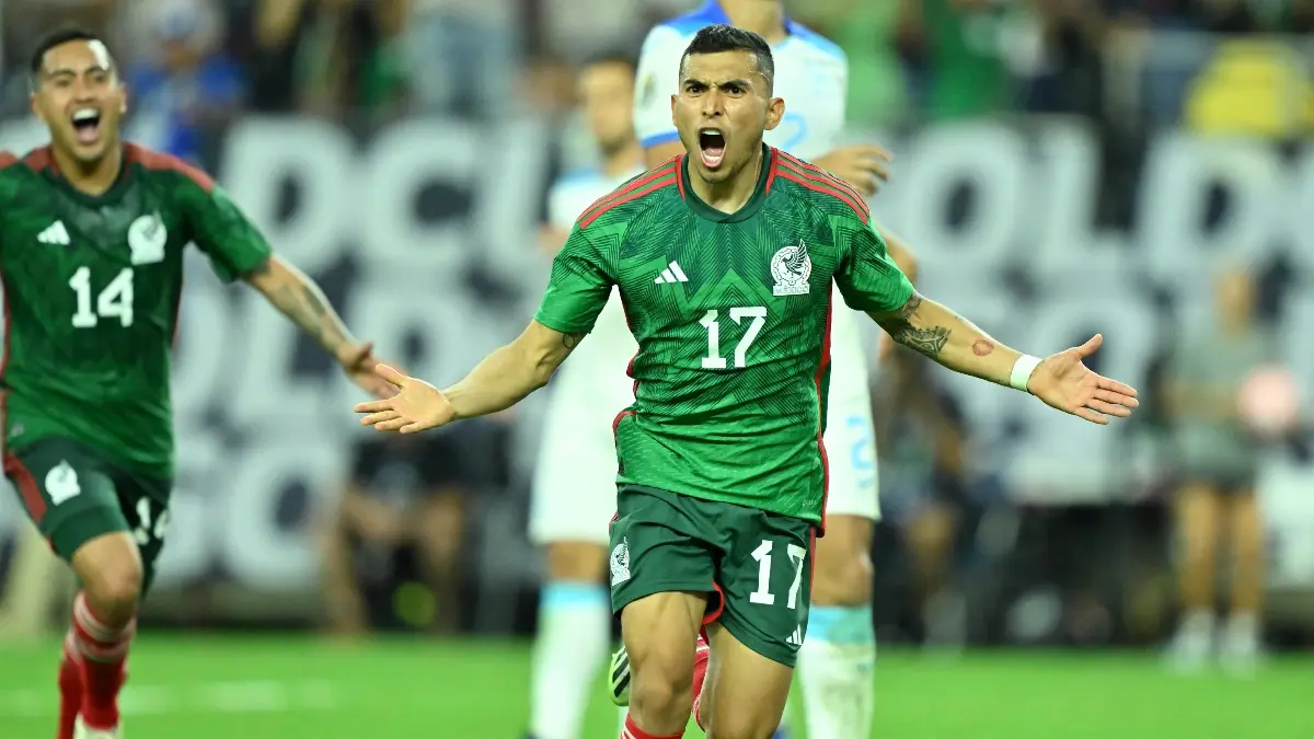 ORBELÍN PINEDA: Al comunicador le gusta jugar con los idiomas en su narración de los encuentros y debido a que en el idioma francés la terminación ´in´ se pronuncia ´an´, por eso se refiere al jugador como ´Orbelan´. 