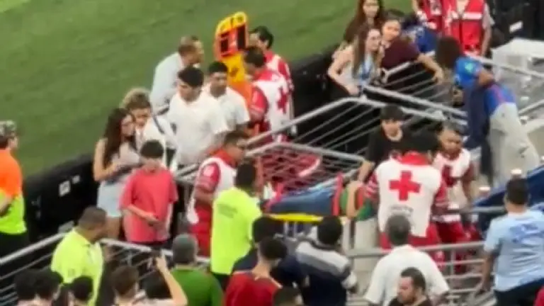 Así fue sacado uno de los niños golpeados. (Screenshot)