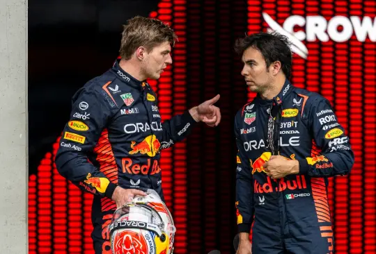 Checo Pérez y Max Verstappen fueron sorprendidos y quedaron fuera de la Q3 del GP de Singapur y tendrán que remontar en carrera.