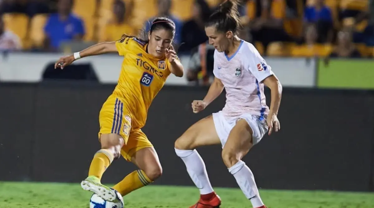 Ovalle llegó con Tigres desde el primer torneo de Liga MX Femenil que se jugó en el país, de ahí que surgieran oportunidades para ella, y aunque no siempre fue titular, poco a poco se fue convirtiendo en indiscutible y comenzó a anotar goles