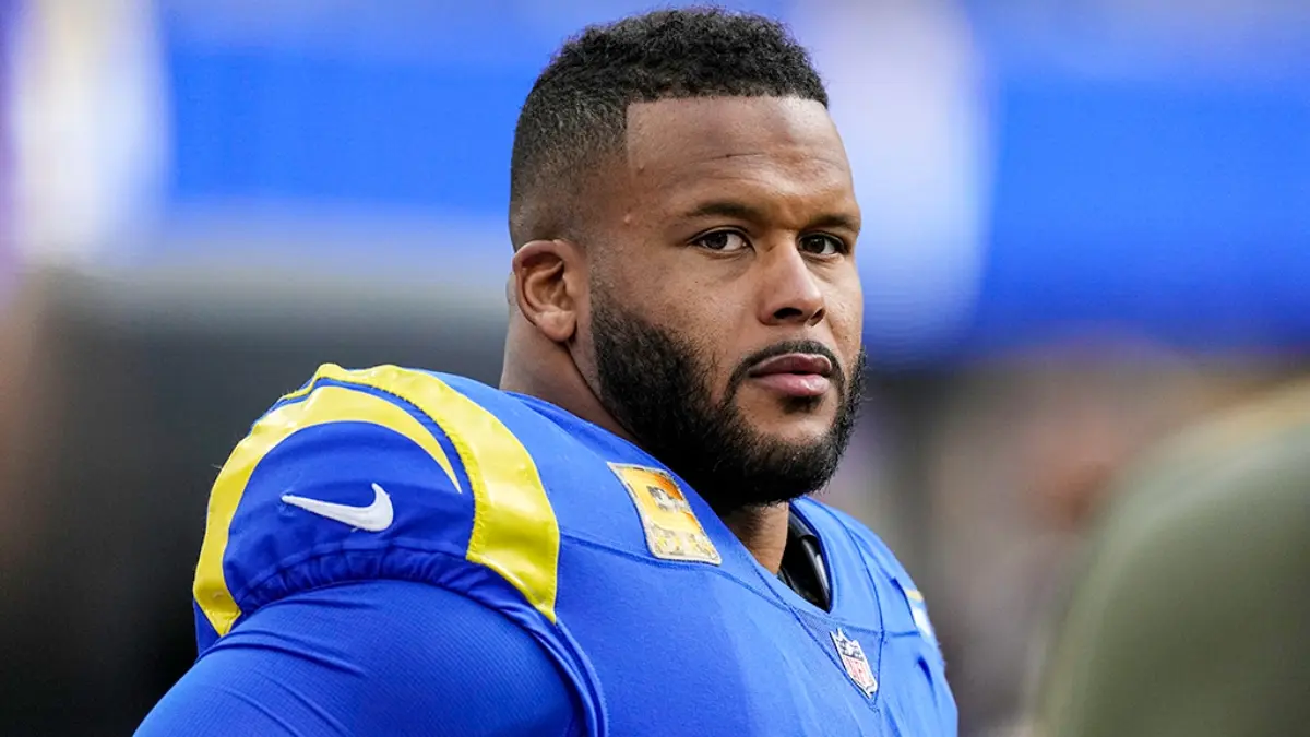 AARON DONALD: El primer jugador en la lista que no es mariscal de campo, el tres veces ganador al Premio al Jugador Defensivo del Año fue premiado por Los Ángeles Rams con un pacto que le paga 31.6 mdd luego de ganar el Super Bowl LVI.
