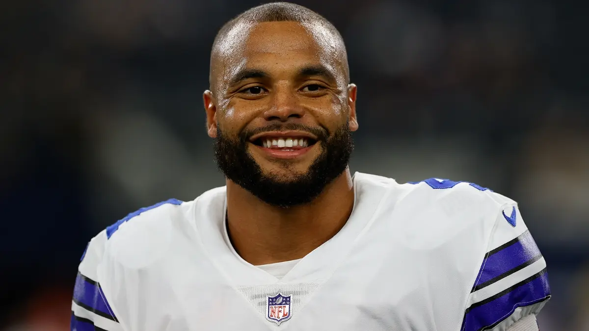 DAK PRESCOTT: Pese a que es uno de los QB´s más famosos de la NFL por jugar con los Dallas Cowboys, se ha quedado atrás en la cuestión de paga porque recibe 40 mdd por año.