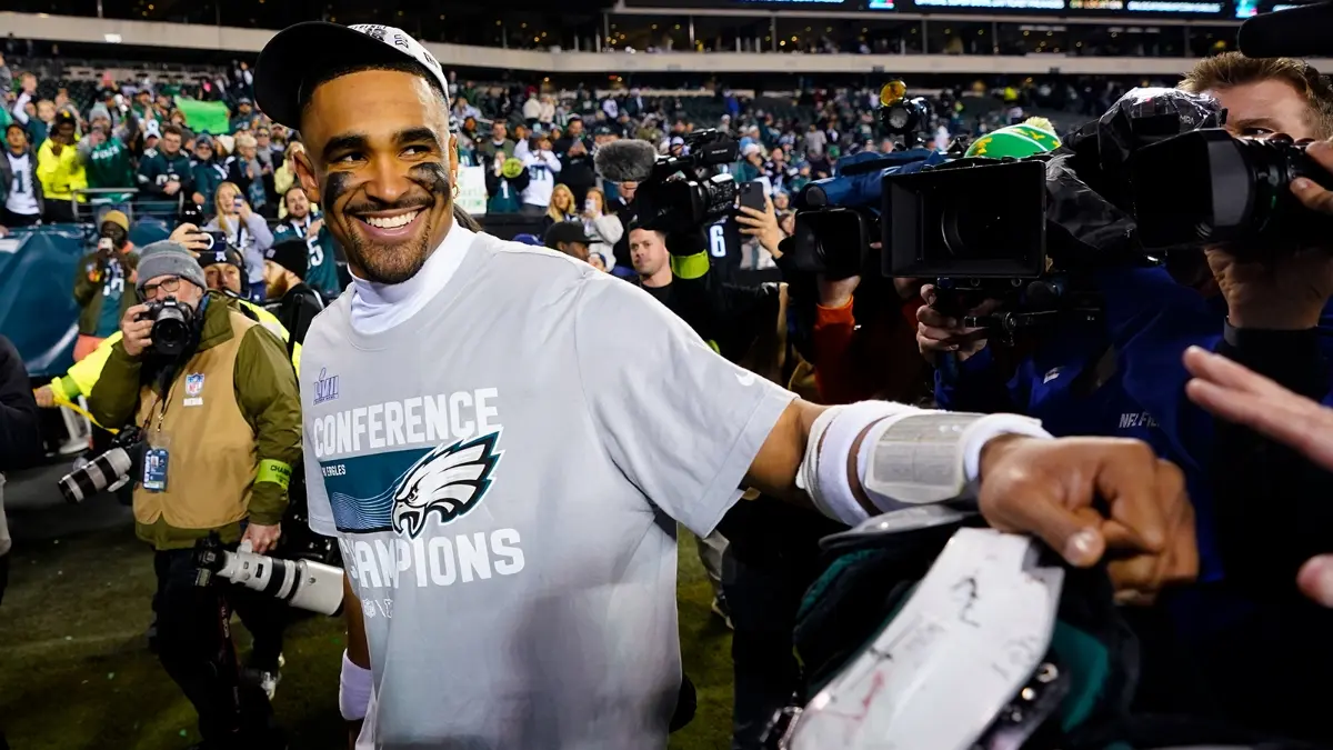 JALEN HURTS: El QB llevó a los Philadelphia Eagles al Super Bowl LVII en 2023 y la directiva lo premió con un contrato con un salario anual de 51 mdd. 