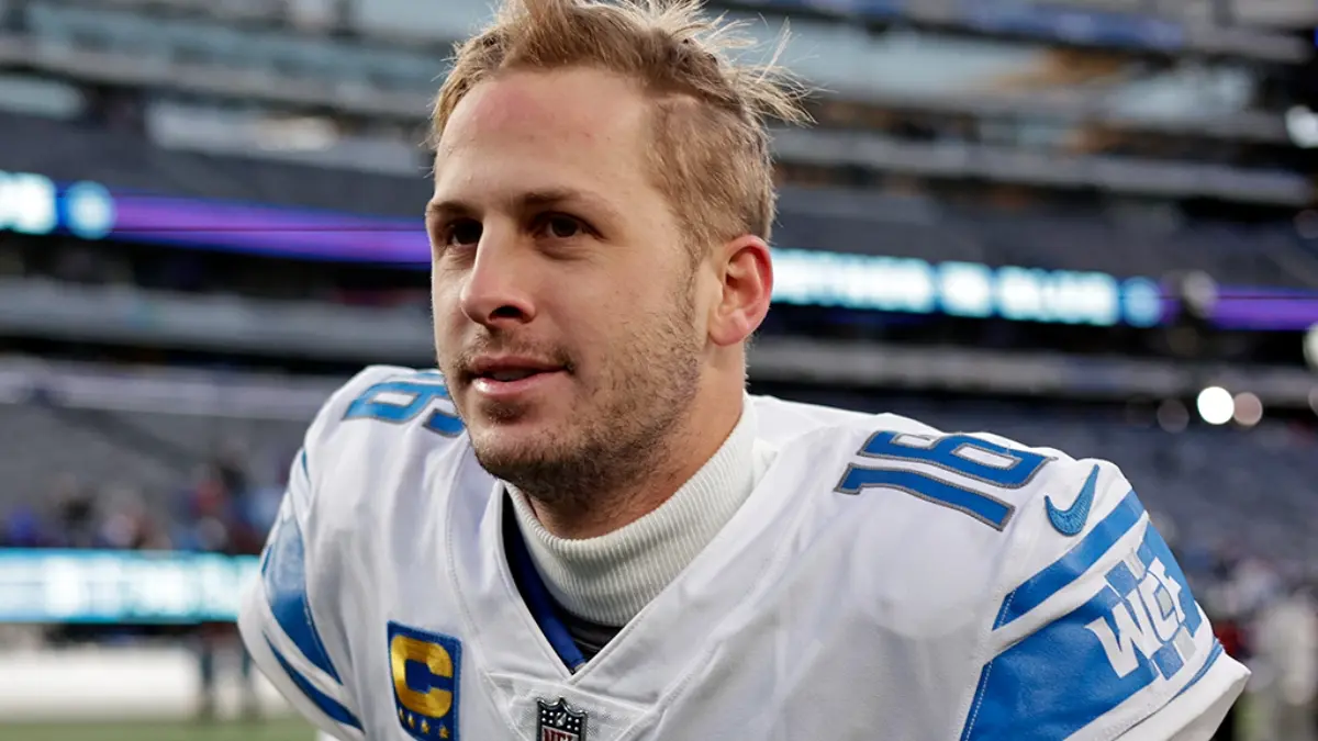 JARED GOFF: El QB de los Detroit Lions sigue entre los jugadores mejor pagados de la NFL pese a que cambió de equipo en 2021, ya que percibe 33 mdd por año.