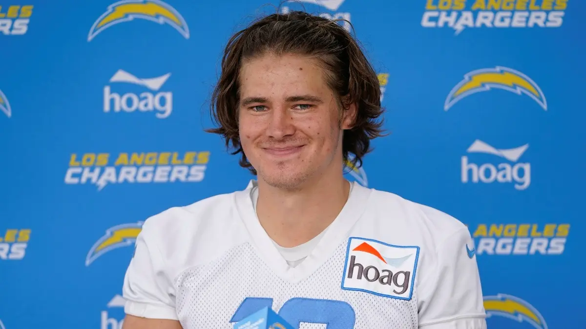 JUSTIN HERBERT: El miembro de Los Ángeles Chargers no ha tenido logros importantes, pero sus buenas actuaciones fueron recompensadas con un contrato que le paga 52.5 mdd anuales.