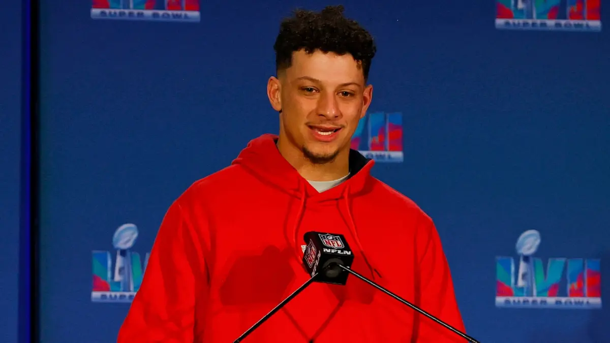PATRICK MAHOMES: Aunque mantuvo el contrato más grande en la historia de la NFL, el QB de los Kansas City Chiefs ya no es el líder de salario anual porque solamente cobra 45 mdd.
