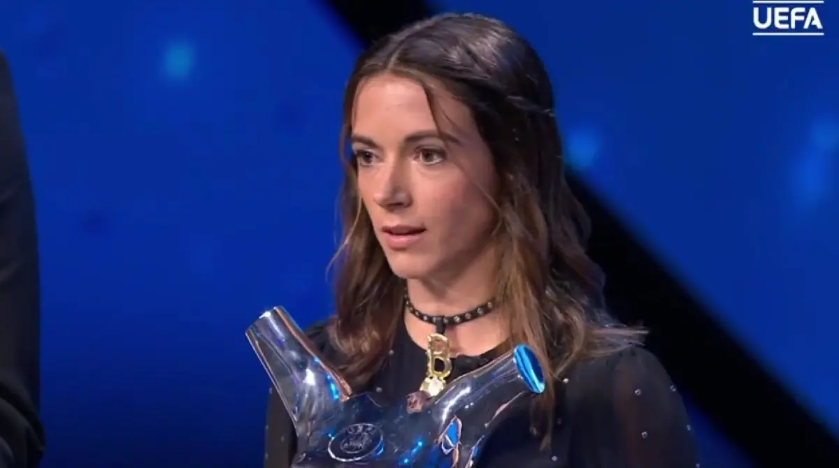 Aitana en su discurso como jugadora de la UEFA: 'Creo que como sociedad no debemos permitir que haya abuso de poder en una relación laboral ni faltas de respeto. Dedico este premio a las jugadoras del equipo español; deberían ser celebradas, pero también escuchadas. A todas las mujeres que sufren lo mismo que Jenni, estamos con vosotras".