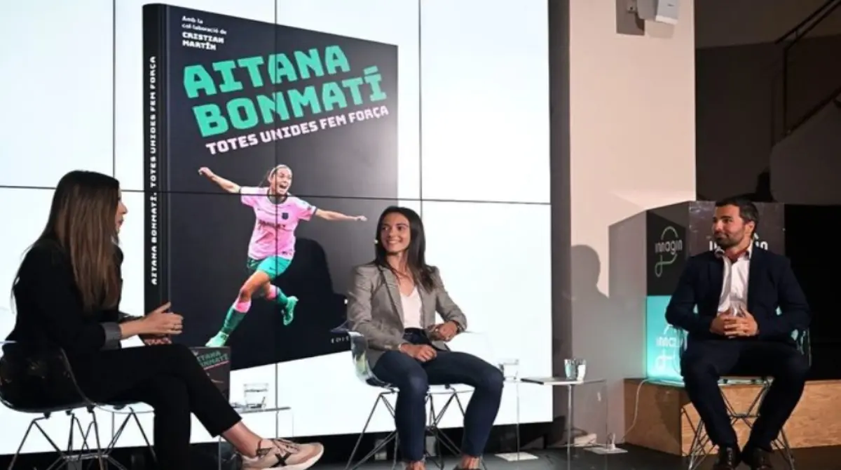 La catalana es un símbolo total de inspiración para las niñas que quieren jugar a la pelota, dentro y fuera de la cancha, y es por eso que publicó un libro: Todos unidos somos fuertes, y más que una historia de superación, la futbolista tiene claro que el futuro es para la dualidad entre hombres y mujeres.