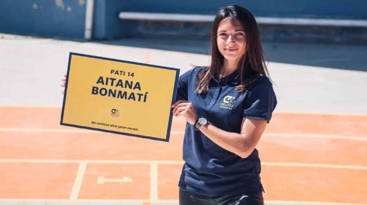 En una serie de entrevistas y desde que es una jugadora amatéur, la estrella del Barça ha admitido que su modelo a seguir de todos los tiempos es Johan Cruyff, y hoy en día forma parte de la fundación junto con varias de sus compañeras, donde ayuda a niños y niñas a acceder a educación y al deporte.