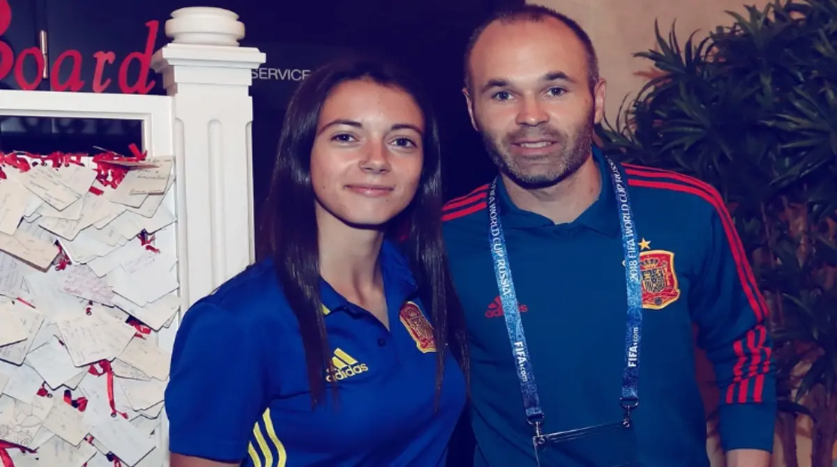 La jugadora ha sido comparada en muchas ocasiones con Andrés Iniesta, e incluso le han dicho que es su equivalente a él en el futbol femenil, este mismo halago lo recibió de Pep Guardiola: 'Amo a Aitana Bonmati, es sin duda la próxima Iniesta del futbol'.